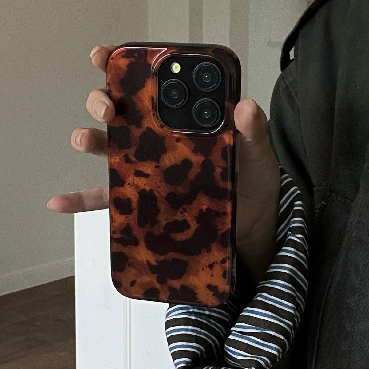 غطاء هاتف بتصميم كهرماني عتيق  - مراجعة Phone Accessories List وسعره